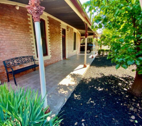 Central Home on Hume! Pets Welcome!!, Albury